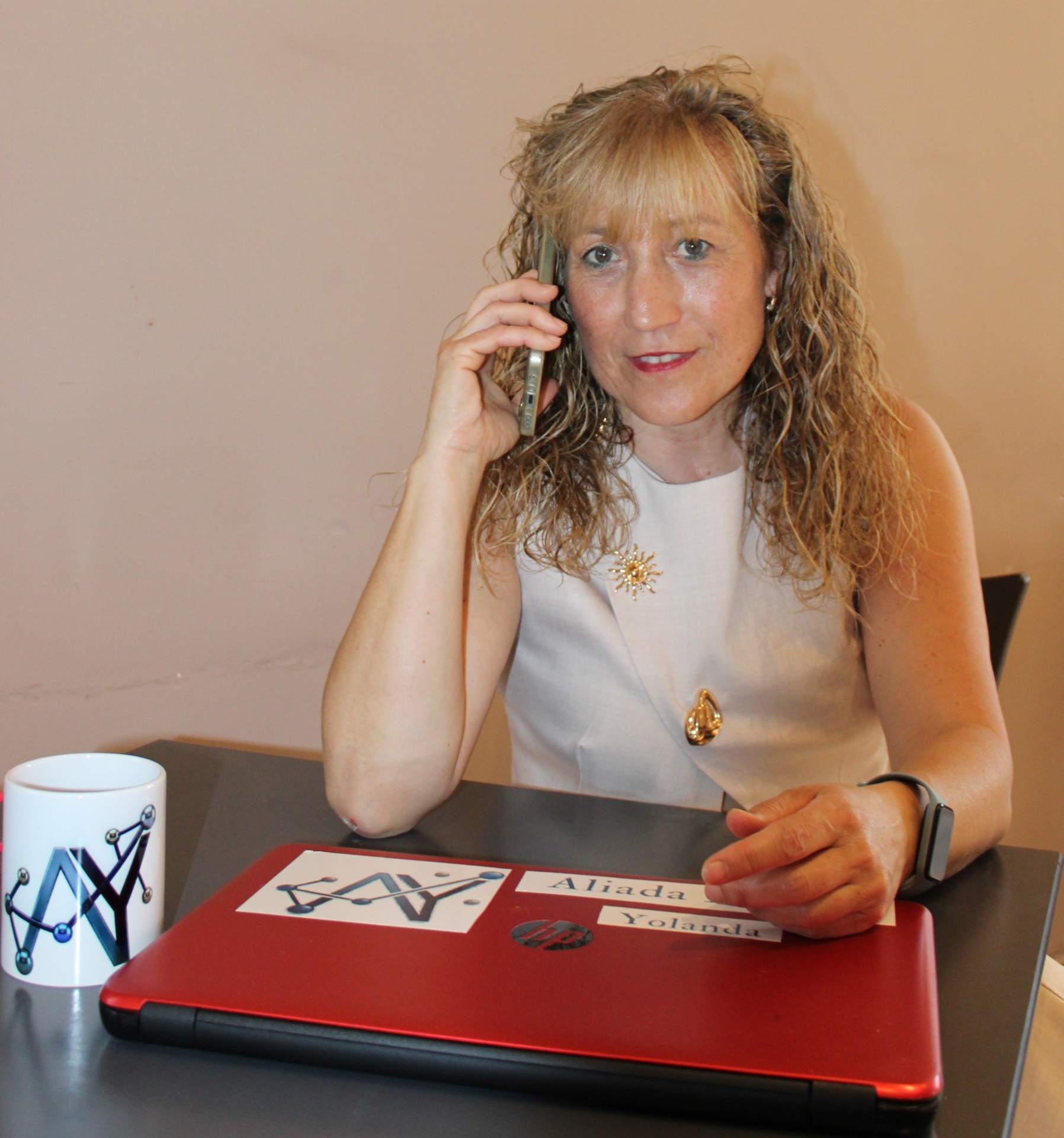 Yolanda, tu aliada digital, atendiendo a un cliente